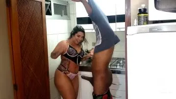 Nego top delicia me pegou gostoso na cozinha.